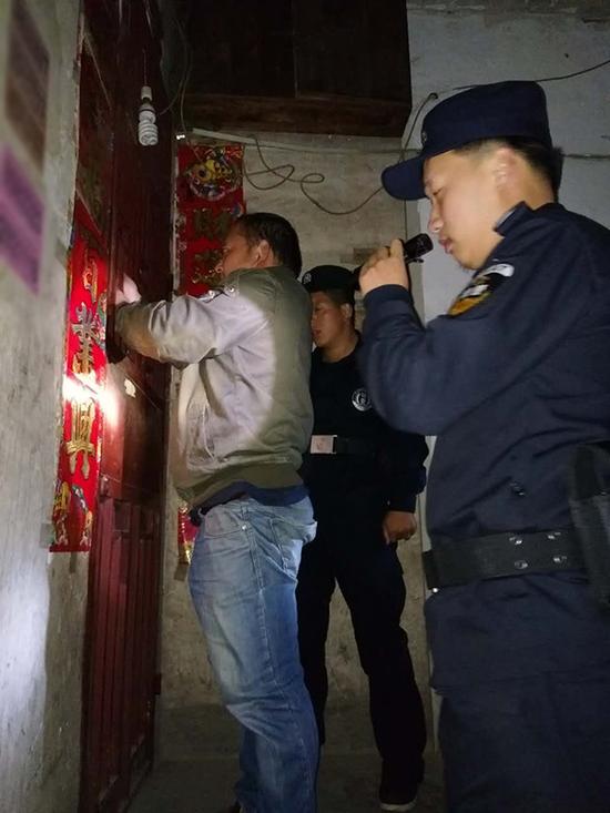 鲁容乡粗心妈妈误将幼女锁家中 
