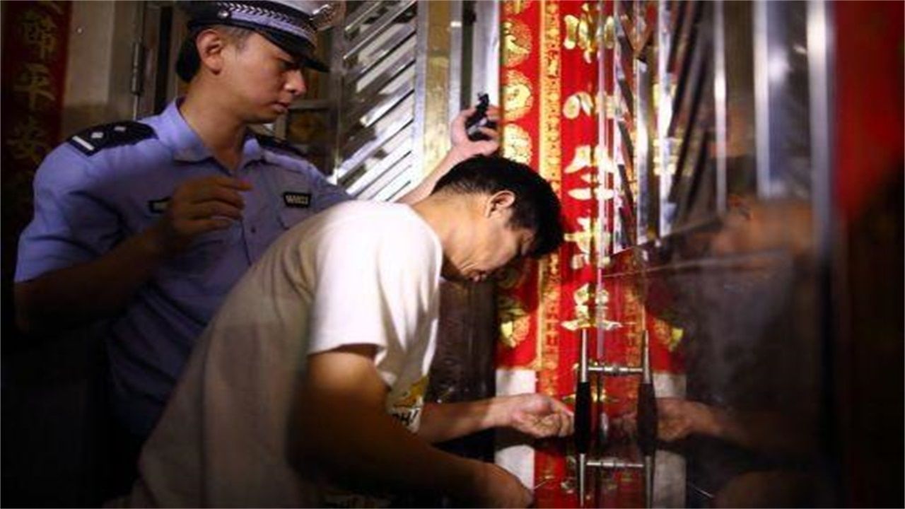 鲁容乡请开锁师傅开了锁后，师傅